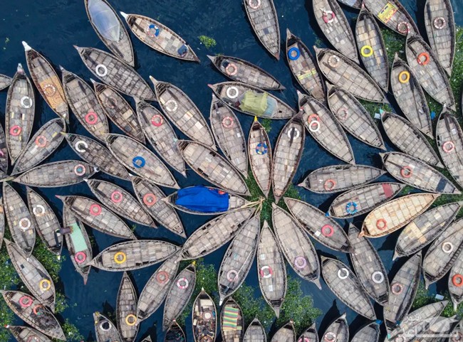 قایق های چوبی مخصوص حمل کارگران در ساحل رود "بوریگانگا" در شهر داکا بنگلادش/ زوما