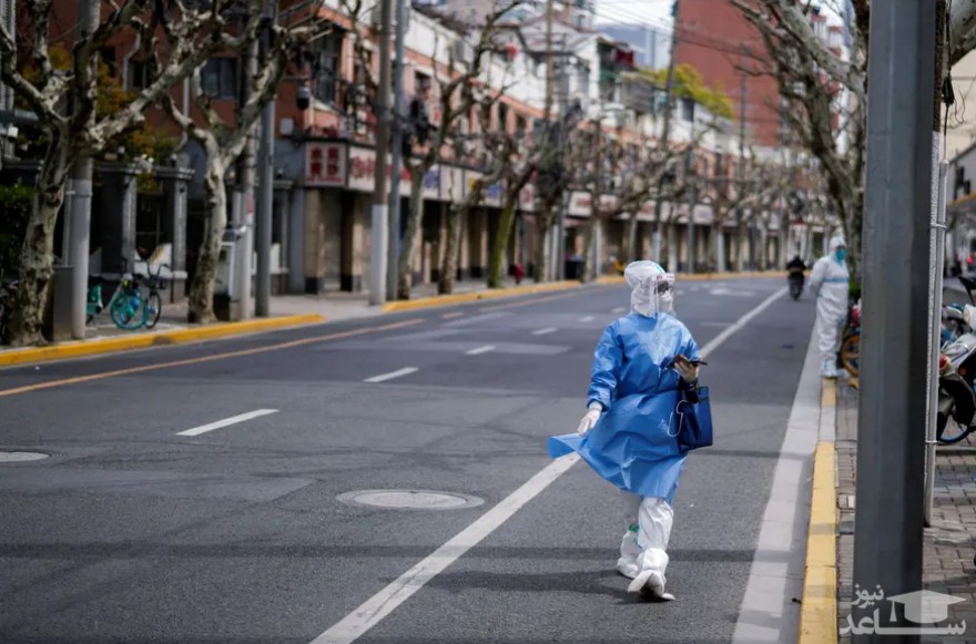 یکی از کارکنان نظام بهداشت و درمان چین در حال قدم زدن در شهر قرنطینه شده شانگهای چین/ رویترز
