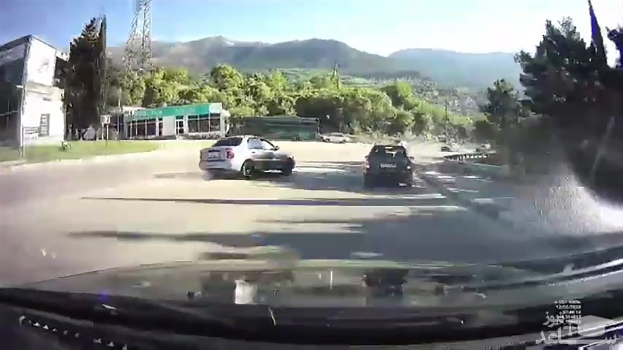 (فیلم) تصادف دو خودرو در پیچ جاده