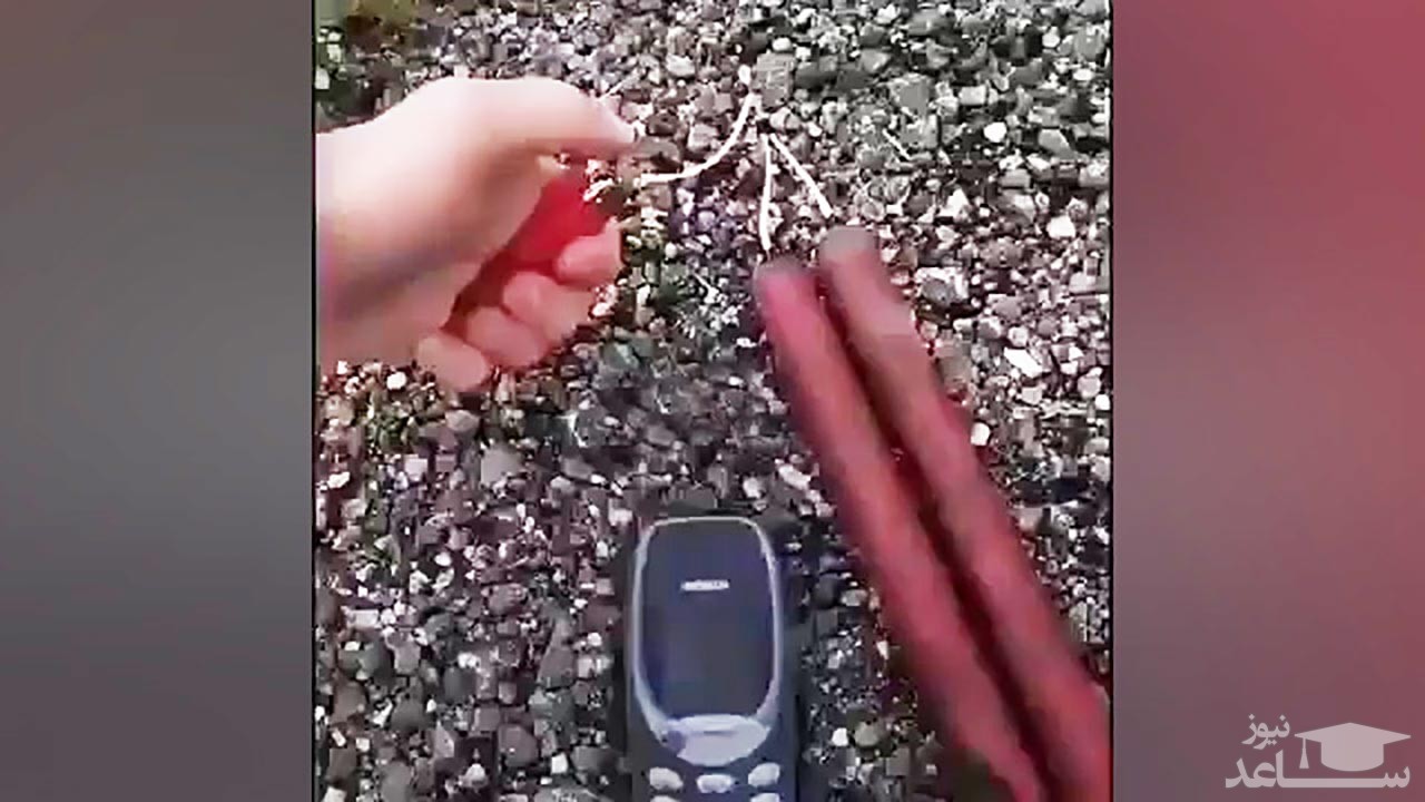 (فیلم) مقاومت باورنکردنی یک گوشی قدیمی نوکیا در برابر انفجار! 