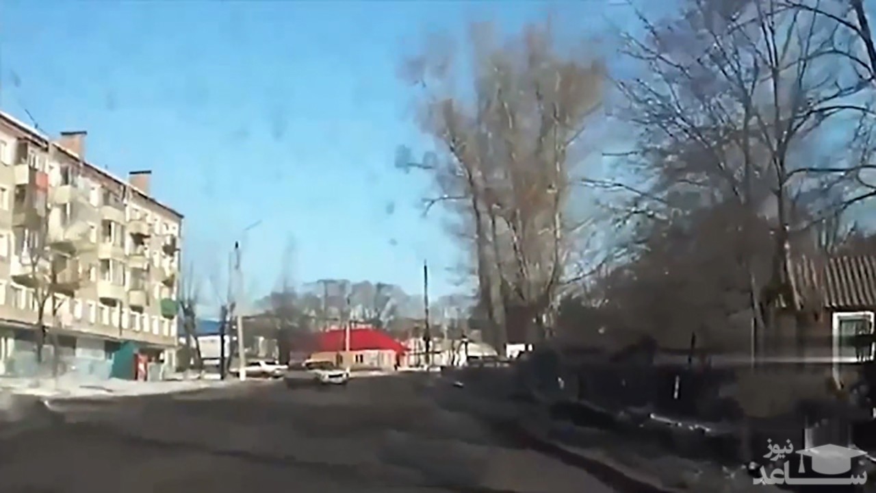 (فیلم) واژگونی یک اتومبیل به دلیل لغزنده بودن خیابان