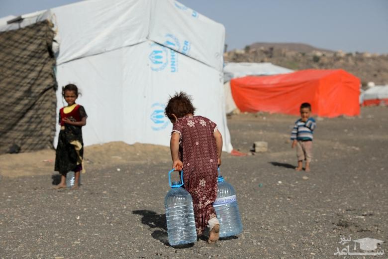 توزیع آب آشامیدنی در میان آوارگان جنگ در اردوگاهی در نزدیکی شهر صنعا یمن/ رویترز