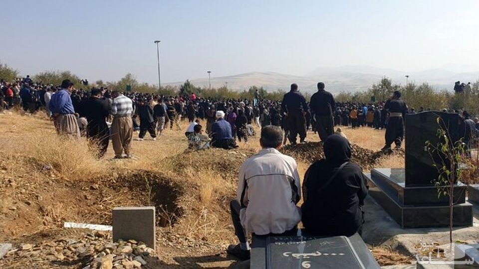 نمایش پرچم تجزیه طلبان کردستان در مراسم چهلم مهسا امینی در سقز