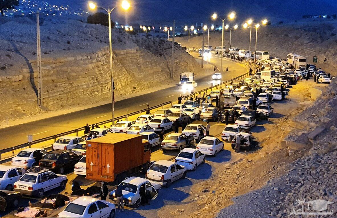 تصاویر نگران کننده از وضعیت زائران تشنه در مرز مهران/ التماس به خودروهای عبوری برای دریافت آب