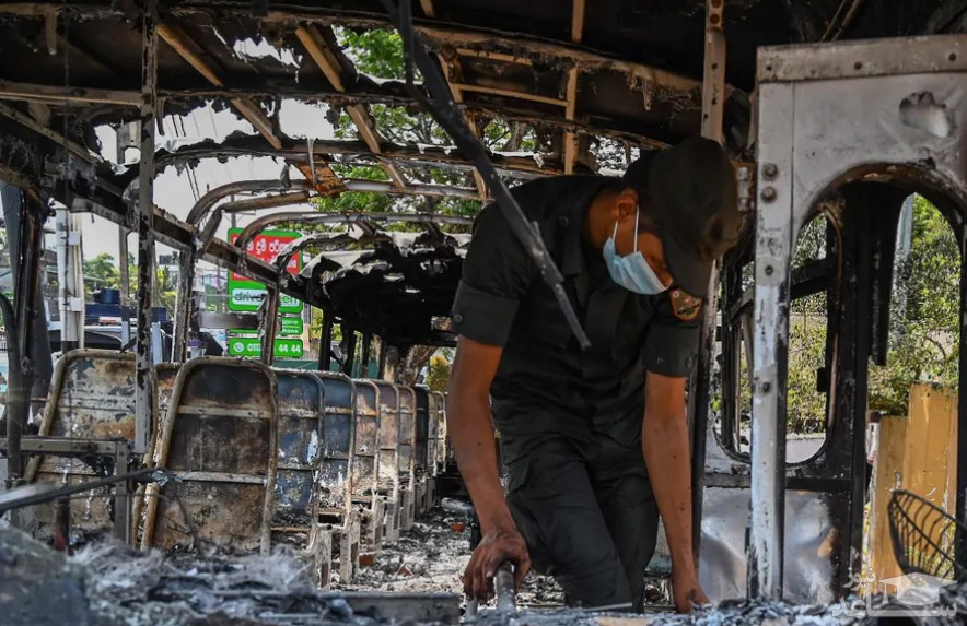 اتوبوس آتش گرفته در جریان آشوب ها در اعتراض به وضعیت اقتصادی کشور سریلانکا در شهر کلمبو/ خبرگزاری فرانسه