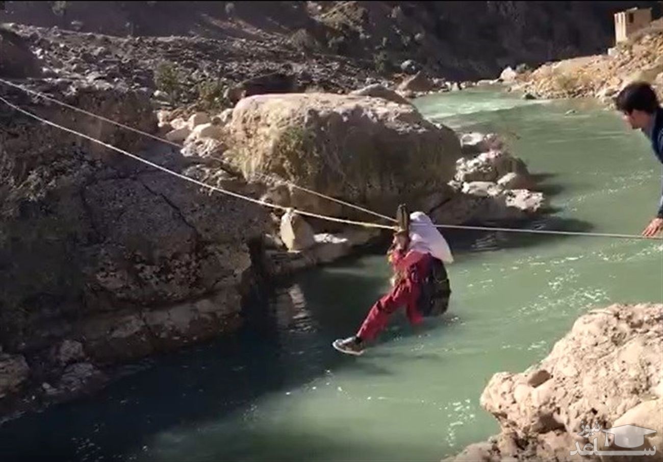 (فیلم) عبور خطرناک و دلهره‌آور کودکان از رودخانه برای رفتن به مدرسه