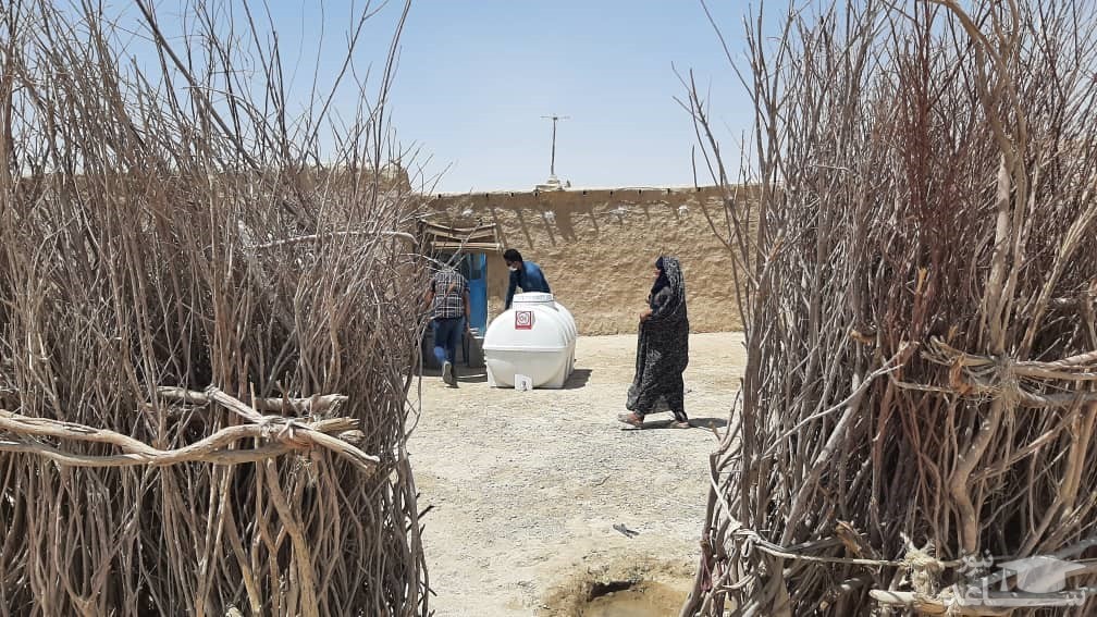 با مشارکت کارکنان افق کوروش انجام شد:  توزیع مخازن هزار لیتری آب در روستای کندوکه بخش هیرمند سیستان و بلوچستان