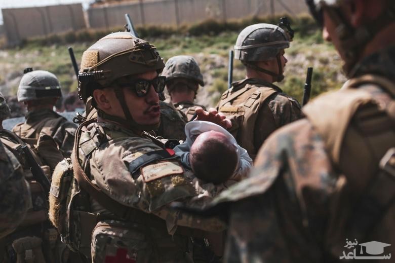 کودک افغان در آغوش سرباز آمریکایی