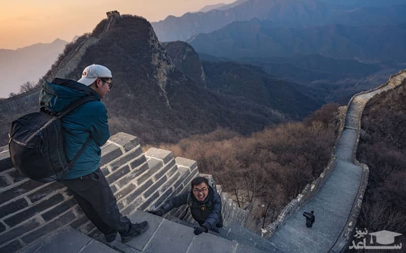 در حال بالا آمدن از دیوار چین