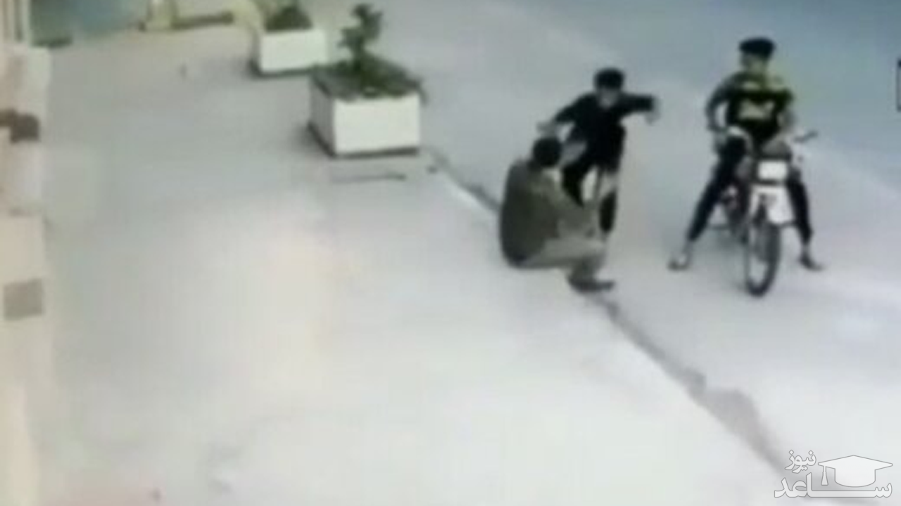 (فیلم) اقدام وحشیانه دو نوجوان برای سرقت گوشی همراه