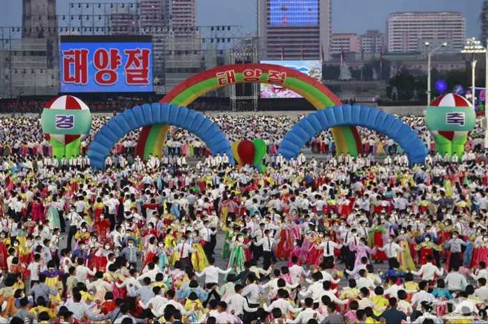 حضور دانشجویان و جوانان در مراسم صدودهمین سالگرد تولد "کیم ایل سونگ" بنیانگذار حکومت کره شمالی در شهر پیونگ یانگ/ آسوشیتدپرس