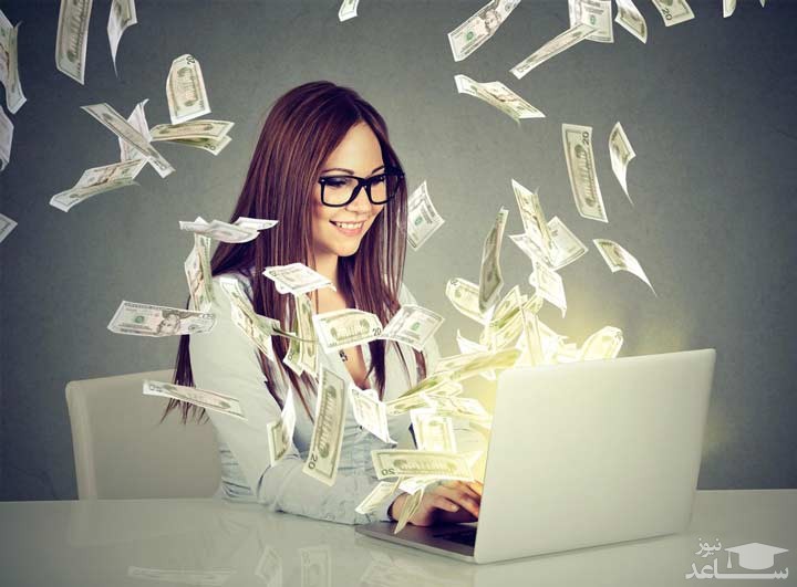 زنی در حال پول درآوردن از لپ تاپ
