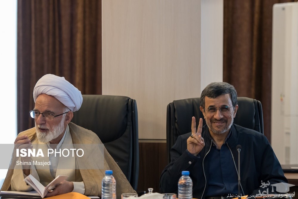 (عکس) واکنش احمدی نژاد به عکاس در  جلسه امروز مجمع تشخیص مصلحت نظام