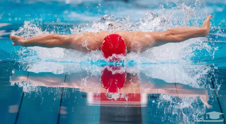 شناگر بریتانیایی در حال مسابقه در مسابقات پارالمپیک توکیو