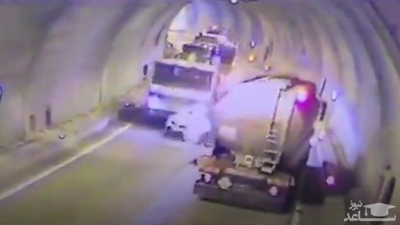 (فیلم) لحظه وحشتناک له شدن یک ماشین بین تریلی و جرثقیل در تونل!
