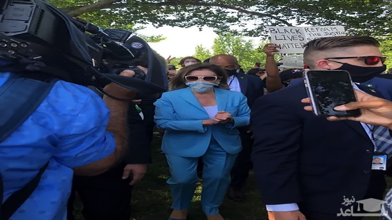 (فیلم) حضور نانسی پلوسی در جمع معترضان به قتل یک سیاه پوست