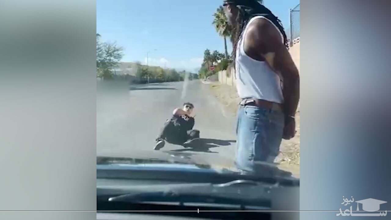 (فیلم) نجات جان پلیس آمریکایی از مرگ حتمی توسط یک مجرم سیاه پوست