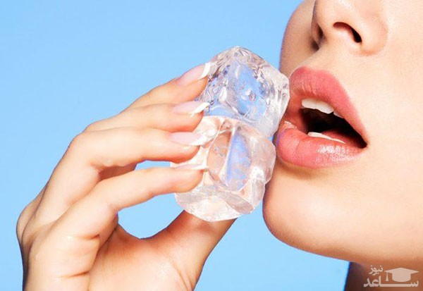 قالب یخ روی لب