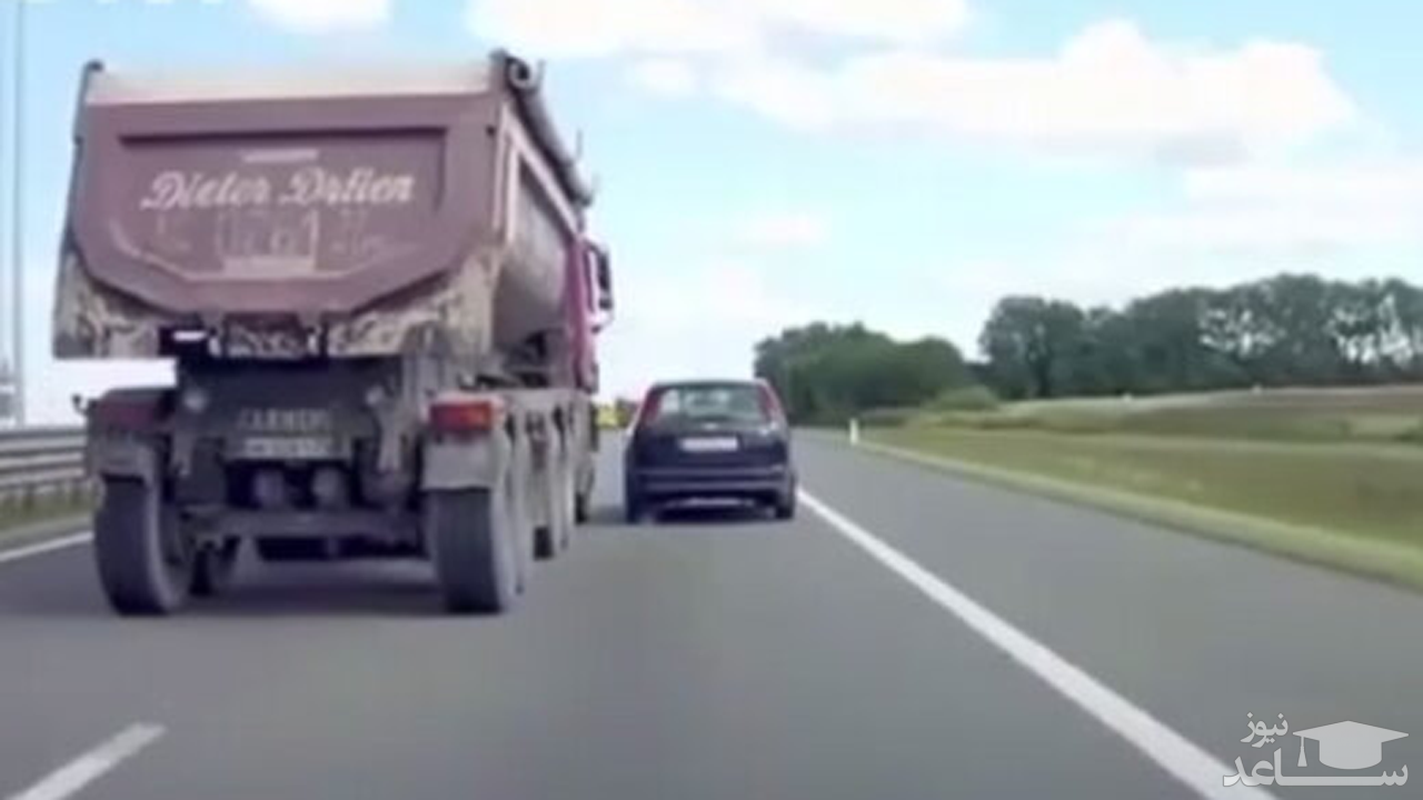 (فیلم) چپ کردن یک خودرو در بزرگراه، پس از بررخورد با تریلی