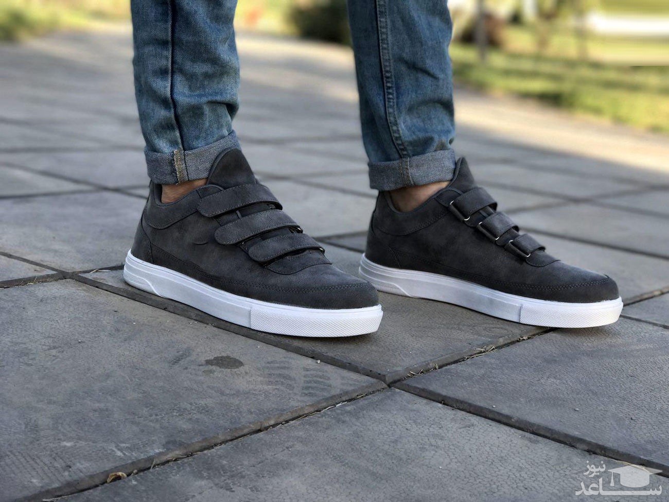 (عکس) پلیسی که برای دختر دستفروش کفش خرید