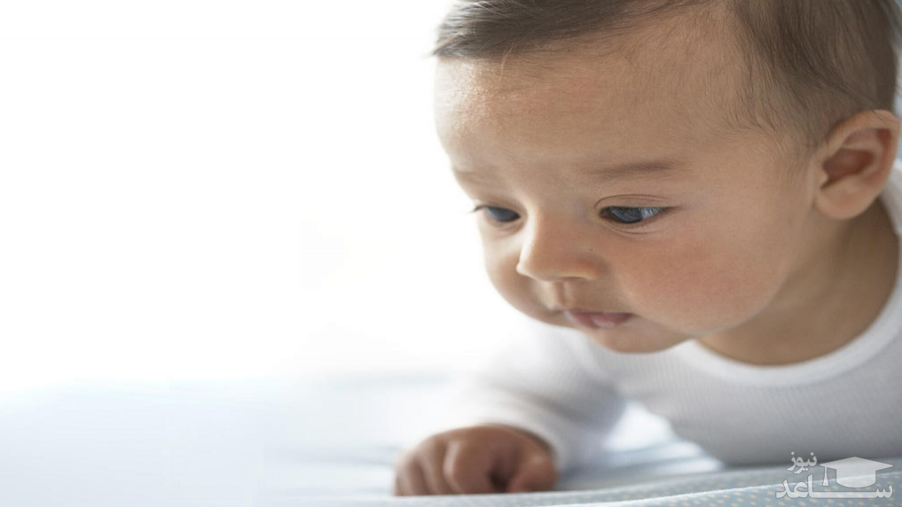نوزادان از چه زمانی می توانند گردن خود را کنترل کرده و نگه دارند؟
