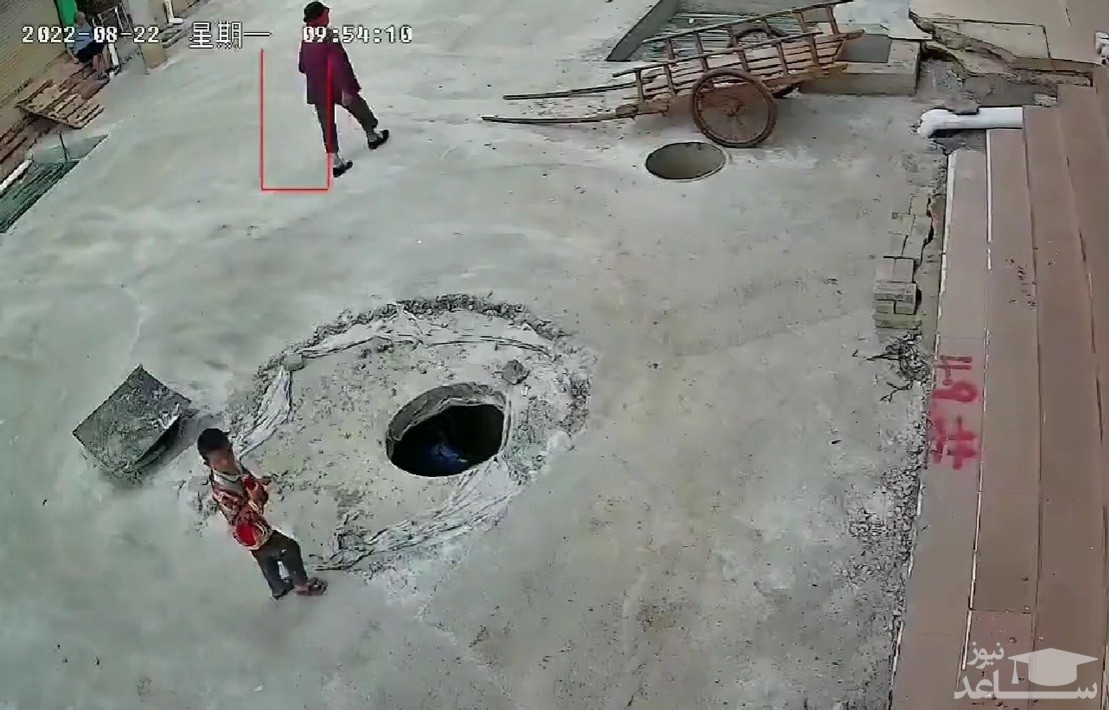 (فیلم) لحظه سقوط یک کودک در چاه