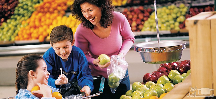مادر و فرزندان در حال خرید میوه