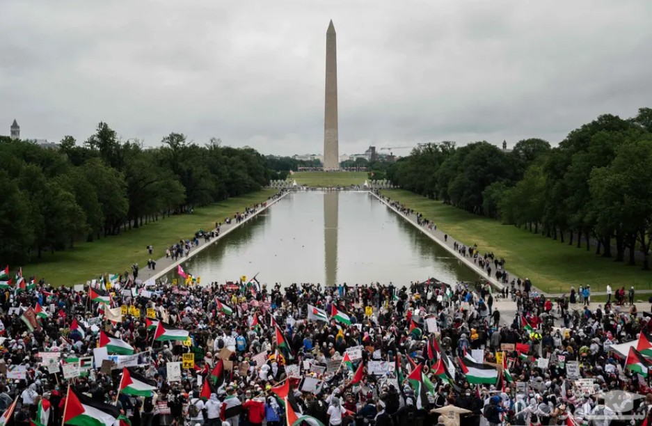 تظاهرات حامیان فلسطین با شعار " حمایت از اسراییل را قطع کنید" در شهر واشنگتن دی سی آمریکا
