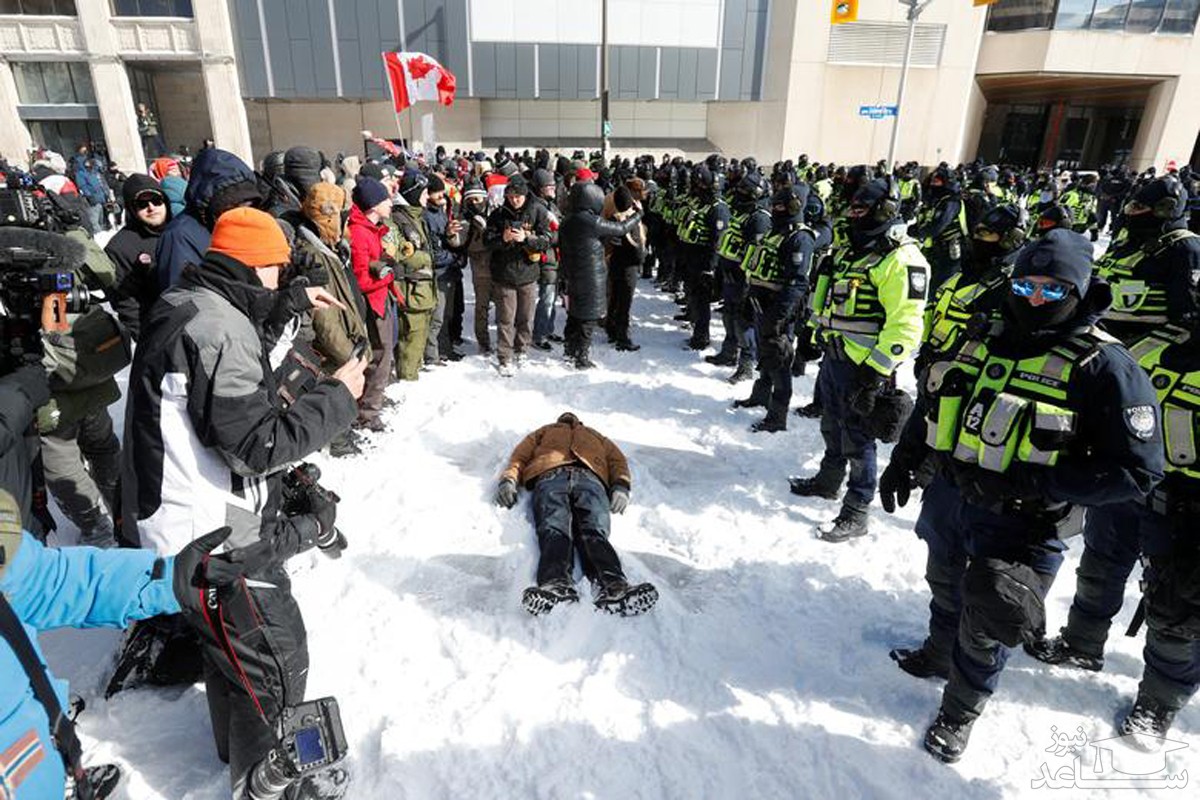 پلیس شهر اوتاوا کانادا در حال پیاده کردن معترضان به واکسیناسیون الزامی از خودرو/ رویترز