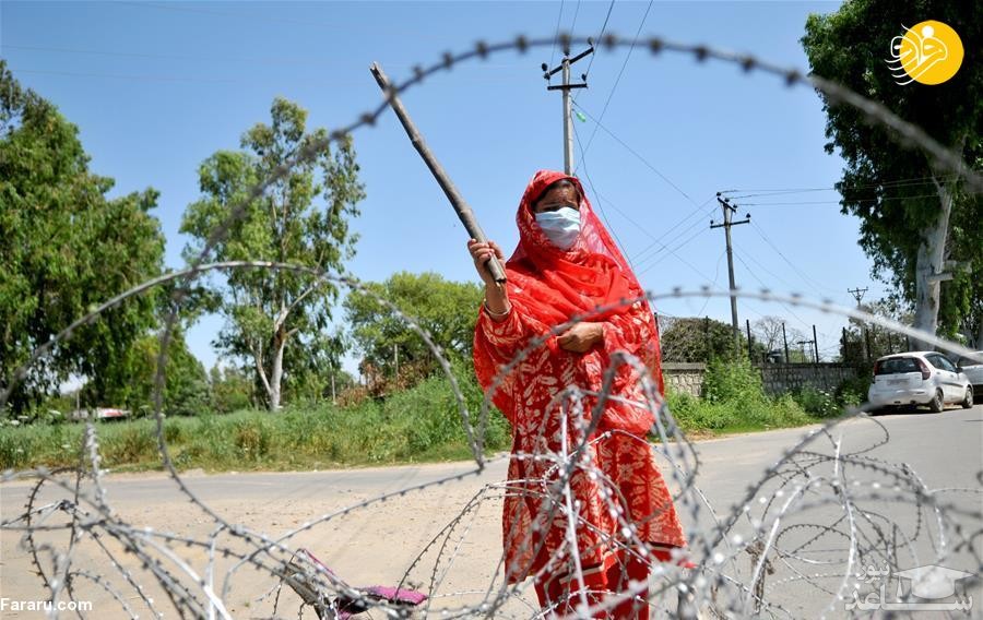(تصاویر) جلوگیری زنان چوب به دست از ورود افراد غریبه به روستا