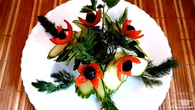 (ویدیو) تزیین زیبای خیار و گوجه به شکل گل و برگ