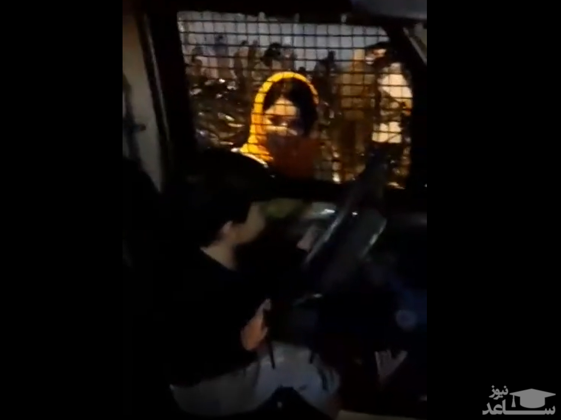 (فیلم) کودک ۳ ساله در خودروی یگان ویژه چه می‌کند؟/ حرف‌های مادر کم حجابش با مامور پلیس