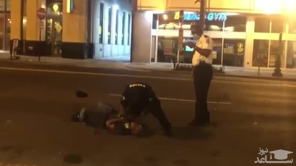 تلاش مامور پلیس آمریکا برای خفه کردن یک سیاه پوست 