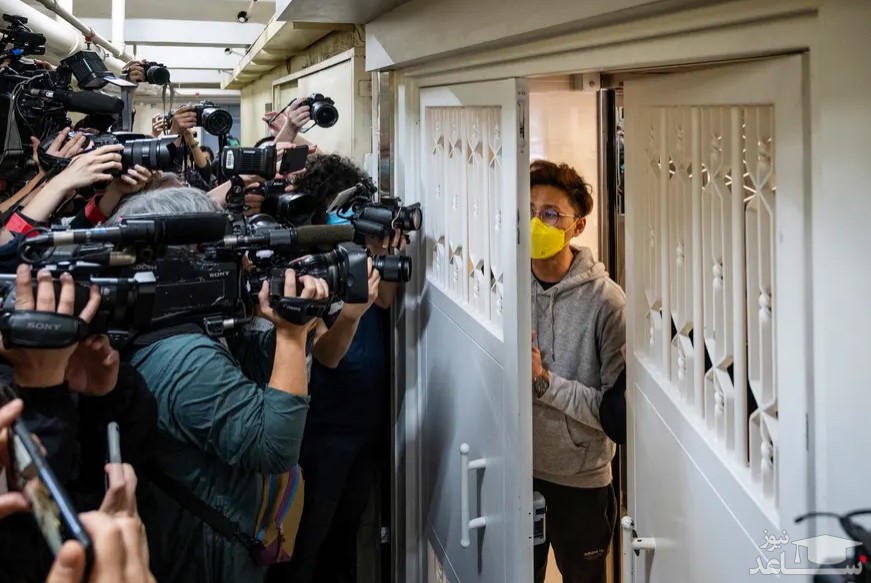 خبرنگاران در مقابل دفتر وب سایت "استند نیوز" در هنگ کنگ برای مصاحبه با خبرنگاران این رسانه دموکراسی خواه تجمع کرده اند. این رسانه دیروز با هجوم 200 نیروی انتظامی و دستگیری 6 خبرنگار آن، توقیف شد./ EPA