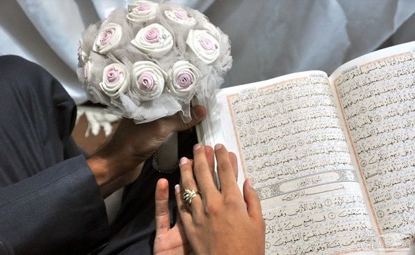 تصویر خواندن قرآن هنگام عقد