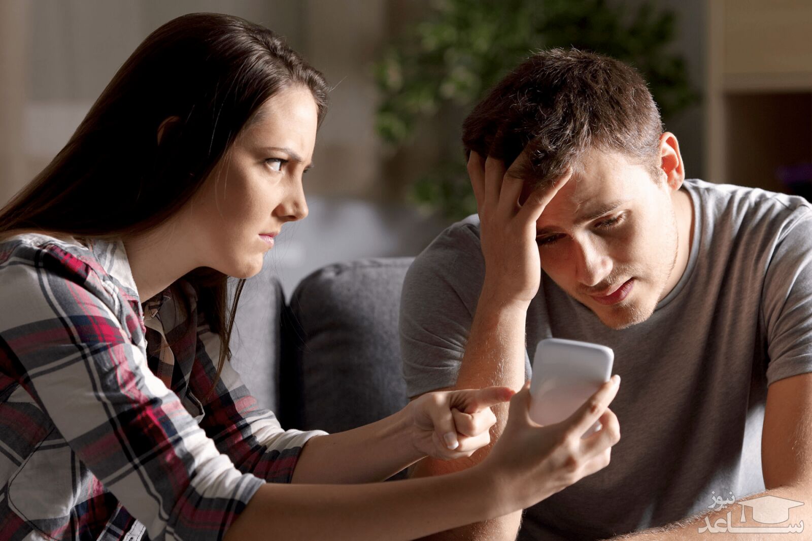 اگر به نامزدتان مشکوک شده اید، با این سوالات پی به خیانت او ببرید!