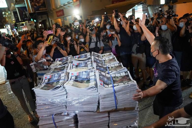 چاپ آخرین نسخه روزنامه دموکراسی خواه " اپل دیلی" در هنگ کنگ. 