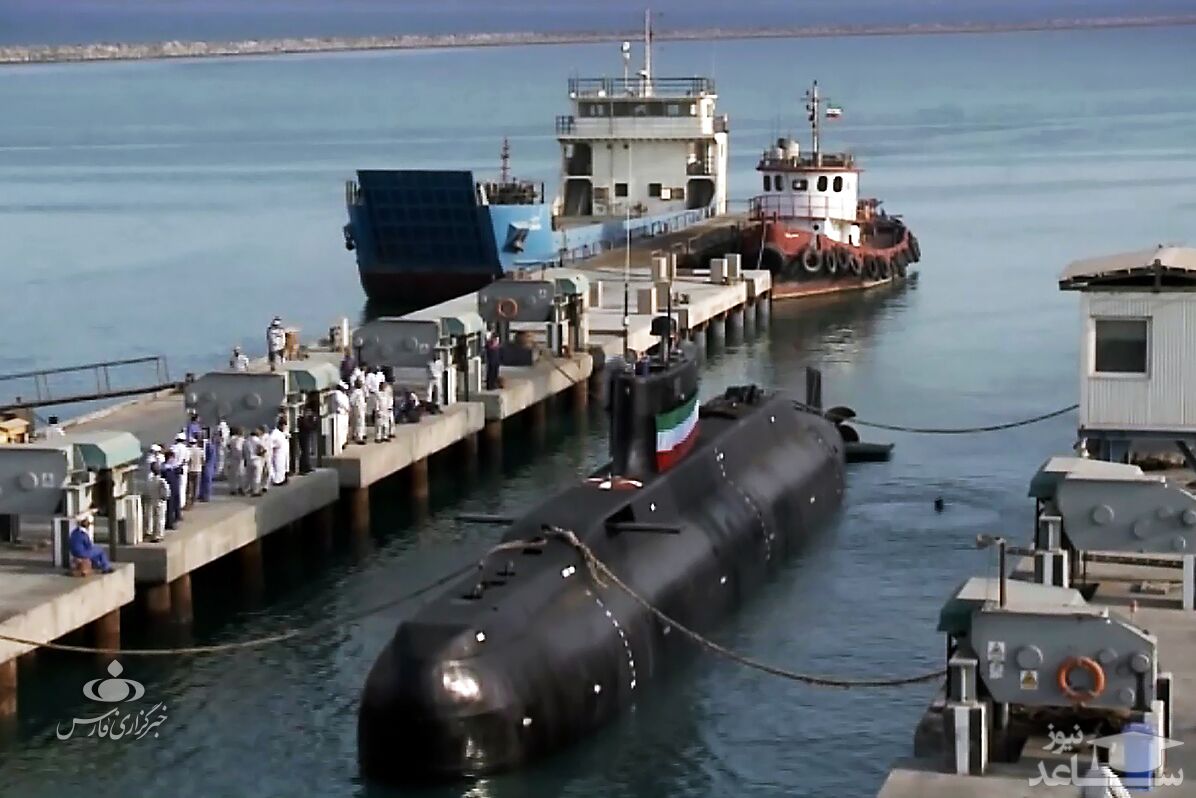 (فیلم)  جابجایی زیردریایی ۳۲۰۰ تنی در بندرعباس توسط نیروی دریایی ارتش