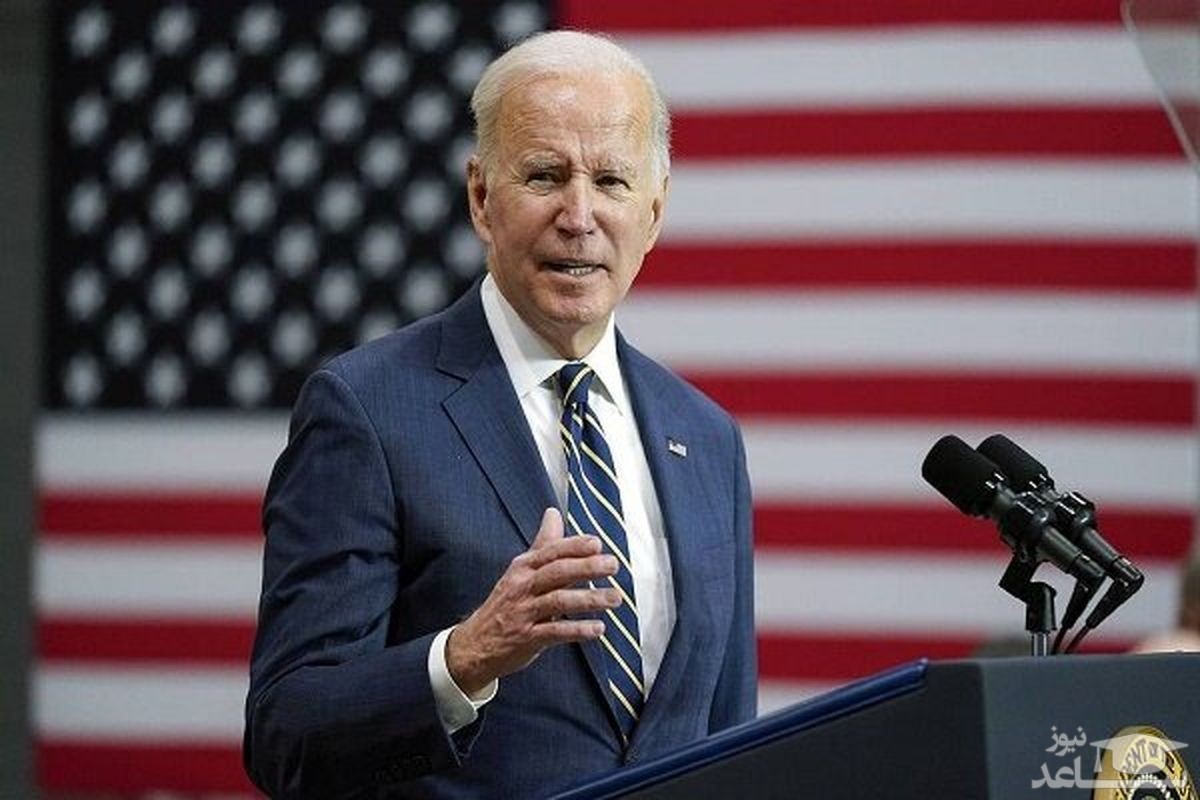 (فیلم) لحظه خرابکاری یک پرنده به روی شانه بایدن در حین سخنرانی زنده