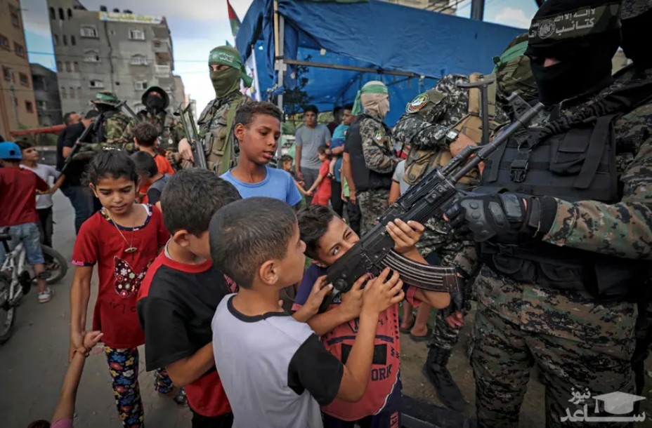 بازی کردن کودکان فلسطینی با تفنگ سرباز