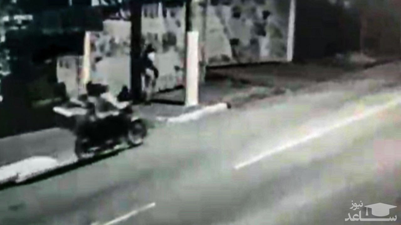 (فیلم) فرار دو سارق موتورسوار از یک زن تنها در خیابان! 