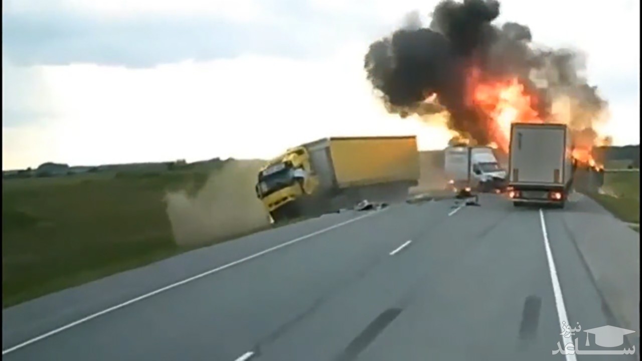 (فیلم) سبقت نابه‌هنگام باعث تصادف با تریلی شد