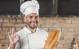 (فیلم) ابتکار جالب یک نانوا برای فرار از گرما!