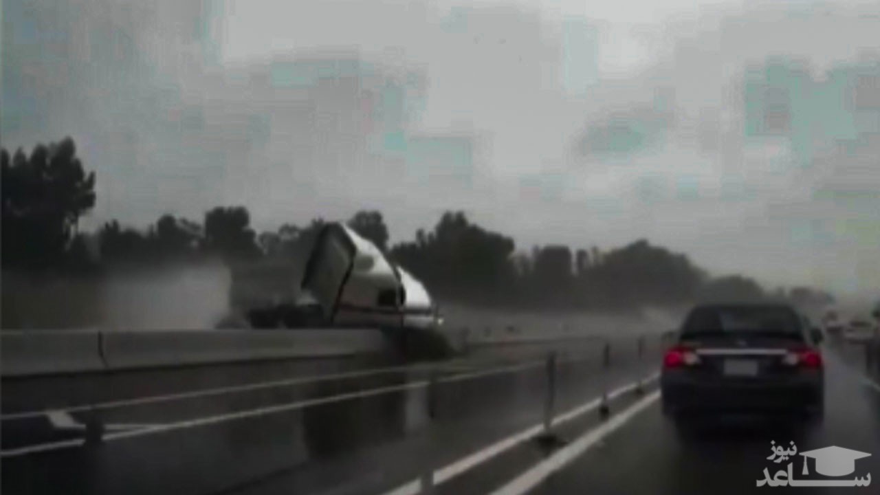 (فیلم) متلاشی شدن یک دستگاه تریلی پس از برخورد به حفاظ سیمانی کنار جاده