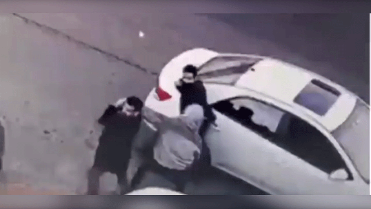 (فیلم) سرقت تلفن همراه با چاقو در اسلامشهر 