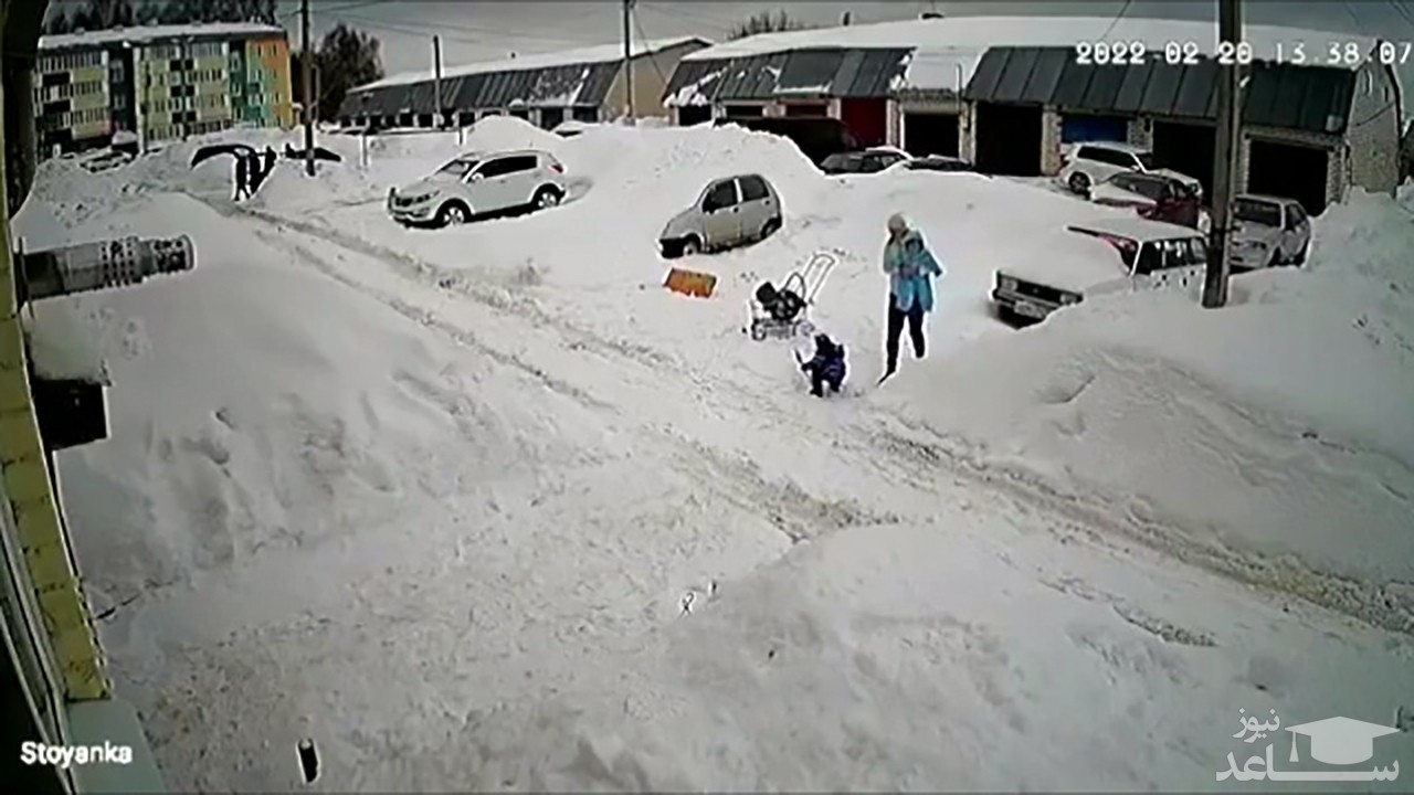 (فیلم) مادری که فرزندش را از ریزش برف نجات داد
