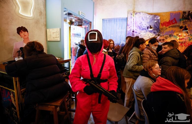 پیشخدمت یک کافه کره ای در شهر مسکو روسیه در لباس سریال کره ای "بازی مرکب"/ رویترز