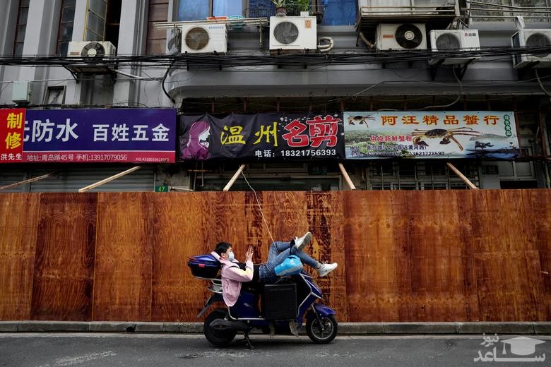 موانع ایجاد شده در مناطق تحت قرنطینه شدید در شهر قرنطینه شده شانگهای چین/ رویترز