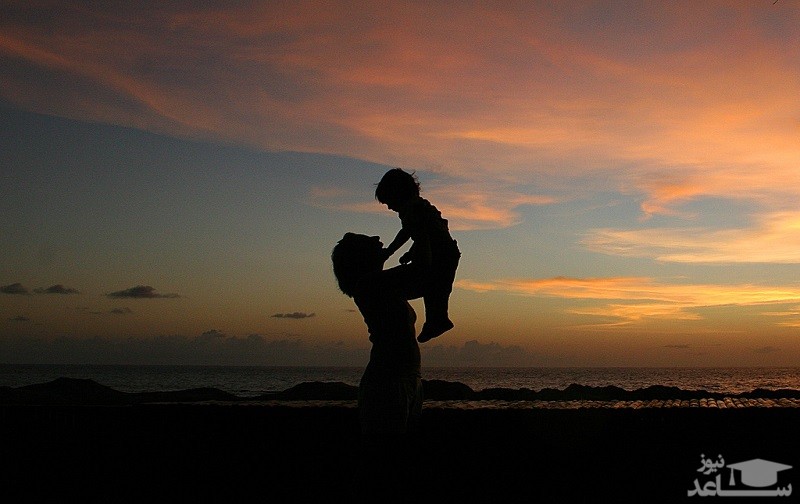 مادر و فرزند در غروب 
