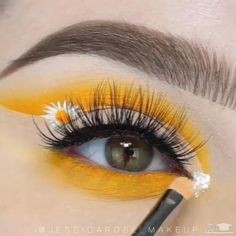 آرایش چشم با سایه زرد